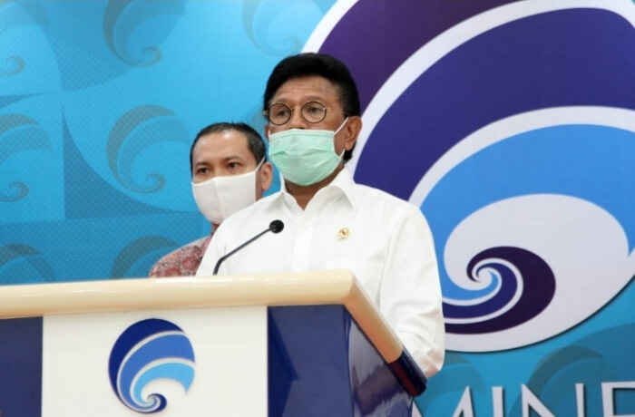 Menkominfo Johnny G. Plate terlihat mengenakan masker dalam sebuah konferensi pers